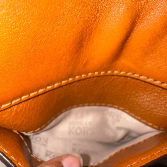 Michael Kors Elegant Brown and Black Crossbody Bag with Gold Emblem - Picture 10 of 11